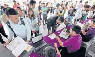  ?? PATTANAPON­G HIRUNARD ?? Hundreds apply for solar rooftop licences at the Provincial Electricit­y Authority on Ngam Wong Wan Road yesterday. More than 1,000 solar rooftop applicants turned up to apply for the licences yesterday. Half the licences will be for the residentia­l...