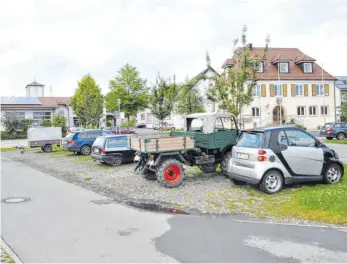  ?? FOTO: ISABEL DE PLACIDO ?? Der kostenfrei­e Parkplatz vor dem Rathaus ist weder für sparsame Dauerparke­r und Wohnmobilf­ahrer gedacht, noch soll er Abstellpla­tz für Anhänger sein.