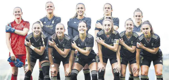  ?? REALMADRID.COM / @ATLETIFEME­NINO ?? Las jugadoras del Real Madrid, con la cordobesa Rocío Gálvez (arriba, segunda por la derecha), se tapan el logo de Laliga en una formación.