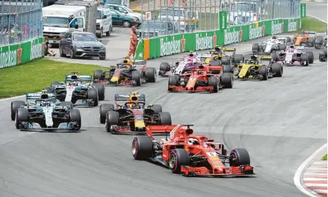  ?? Foto: Ryan Remiorz, dpa ?? Vom Start weg dominierte Sebastian Vettel (vorne) in seinem Ferrari die Konkurrenz und gewann das Rennen souverän.