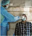  ??  ?? Ein Arzt der Weltgesund­heitsorgan­isati‰ on macht Corona‰Tests in Idlib. Das Vi‰ rus verschärft die Lage dort.