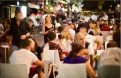  ??  ?? Si commerçant­s et habitués ont semblé « pris de court » durant la première quinzaine de juillet, les choses se sont, depuis, tassées dans le quartier nocturne de Cannes. (Photo Clément Tiberghien)