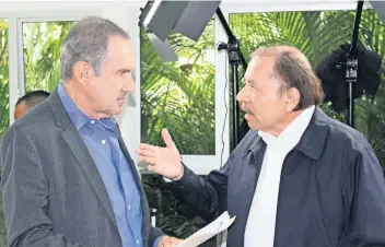  ??  ?? El presidente de Nicaragua Daniel Ortega (derecha), durante una entrevista con el periodista Andrés Oppenheime­r de la cadena CNN, ayer en Managua, en la que afirmó buscar una salida a las protestas contra su gobierno.