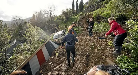  ?? BRADEN FASTIER/STUFF ?? Civil Defence geotechnic­al response lead Grant Maxwell with Prime Minister Jacinda Ardern during her visit to an Atmore Terrace property hit by a slip during the August deluge in Nelson.