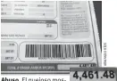  ??  ?? Abuso. El quejoso mos- tró el recibo con la suma por un consumo que dice no haber hecho.