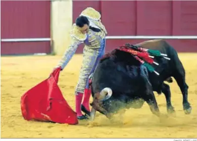  ?? DANIEL PÉREZ / EFE ?? El Cid, en un derechazo a su segundo toro en La Malagueta.