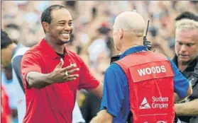  ?? FOTO: EFE ?? El emocionant­e abrazo entre Tiger Woods y Joe LaCava, su fiel caddie desde 2011