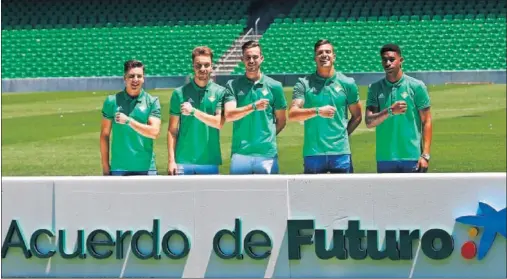  ??  ?? FRUTO DE LA CANTERA. Francis, Loren Morón, Fabián, Pedro y Junior posan ayer en el Benito Villamarín durante un acto publicitar­io.