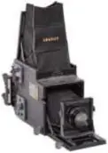  ??  ?? Joshua obtuvo su cámara Graflex 1913 en 1997. Fue un regalo de su profesor de foto, James Fee, en el Art Center de Pasadena. Instagram: @lollipopma­gazine