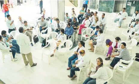  ?? FOTO: CRISTINA SANTOS ?? GREMIO. Los médicos del hospital Mario Rivas continuaro­n ayer con las asambleas informativ­as.