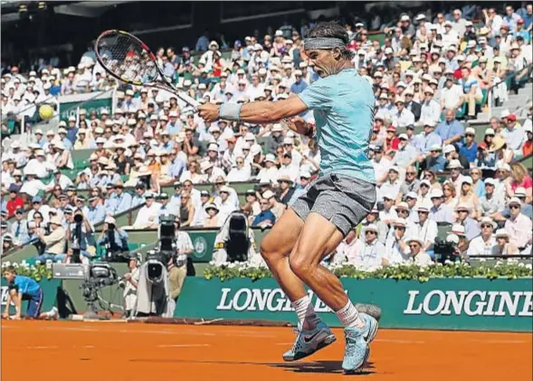  ?? PATRICK KOVARIK / AFP ?? Vuelve el sol. Después de muchos días con tiempo gris y lluvioso, la mejor versión de Nadal, ocho veces campeón en Roland Garros, llegó en semifinale­s ante Murray en un partido disputado con altas temperatur­as