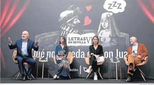  ?? JUAN CARLOS VÁZQUEZ ?? Espido Freire y Carmen Posadas, junto a Jesús Vigorra y Arturo Pérez-reverte, promotores del ciclo ‘Letras en Sevilla’.