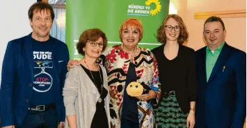  ?? Foto: Izsó ?? Claudia Roth (Mitte) mit den Vertretern des Grünen-Kreisverba­ndes (von links): Reinhard Neff, Ursula Kneißl-Eder, Eva Lettenbaue­r und Albert Riedelshei­mer.