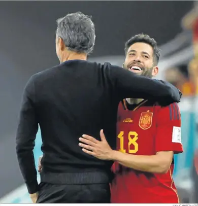  ?? JUANJO MARTÍN / EFE ?? Jordi Alba y Luis Enrique Martínez, tras ser sustituido el lateral en el partido ante Costa Rica.