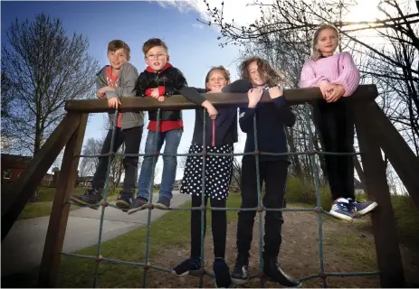  ?? Bild: ANNIKA KARLBOM ?? MER ATT ÖNSKA. Vilmer Hoffman, Erik Beuerman, Märta Solegård, Filip Hedeås och Theodora Björklund i trean på Göthriks skola.