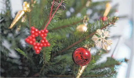  ?? FOTO: FLORIAN SCHUH/DPA ?? Strohstern­e, Weihnachts­baumkugeln und selbst gebastelte Dekoration­en sind in Zeiten von Corona für den seelischen Haushalt wichtig.