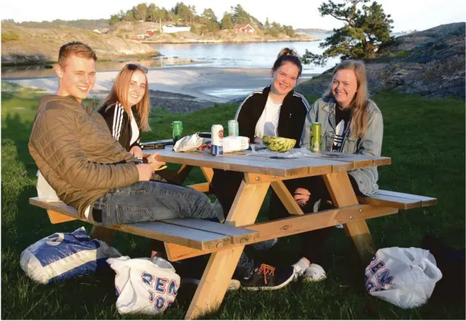  ??  ?? NYDELIG: Thomas Foss (t.v.), Annette Stordrange, Vilde Syvertsen og Kristine Larsen nyter den flotte forsommerk­velden på Groos.