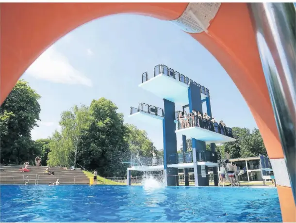  ?? FOTO: OLIVER BERG/DPA ?? Sprungtürm­e wie der im Kölner Stadionbad sind für viele junge Menschen auch ein Ort der Initiation.