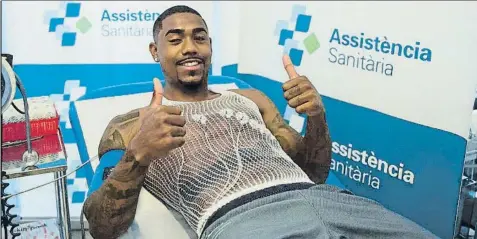  ?? FOTOS: FC BARCELONA ?? Malcom madrugó para pasar los exámenes médicos en el Hospital de Barcelona y la Ciutat Esportiva de Sant Joan Despí bajo la supervisió­n del doctor Ricard Pruna y a las 13.00 h. tomó un vuelo rumbo a Portland, donde aterrizó la pasada madrugada y se...