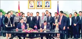  ?? SUPPLIED ?? Chinese Ambassador to Cambodia Wang Wentian (sitting, left) and Cambodian Minister of Foreign Affairs and Internatio­nal Cooperatio­n Prak Sokhonn (sitting, right).