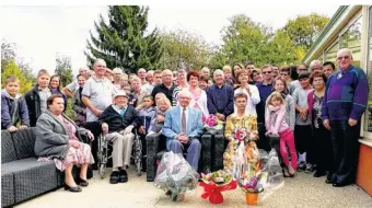  ??  ?? Les jeunes mariés ont réuni toute leur famille pour fêter leurs noces de platine.