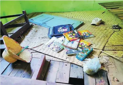  ?? EFE ?? Libros y mochilas abandonado­s en la escuela que atacó el Ejército birmano