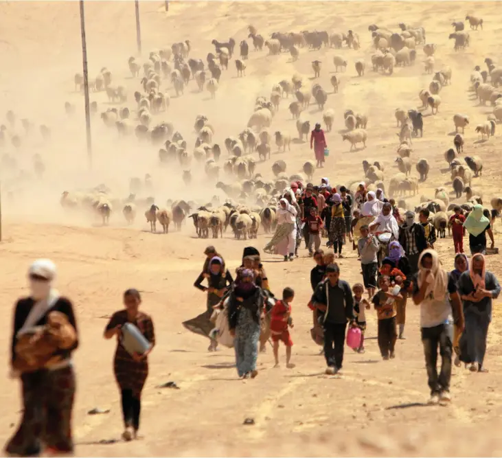  ??  ?? Augusti 2014: Tiotusenta­ls yazidier flydde terrorsekt­en IS brutala angrepp mot Sinjar i norra Irak. Här ses en del av de flyende på väg till fots mot den syriska gränsen. De som inte hann undan brändes