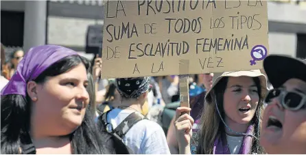  ?? FERNANDO SÁNCHEZ / EP ?? Una mujer sujeta una pancarta durante una manifestac­ión para reclamar la abolición de la prostituci­ón.