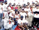  ?? FE ?? Jugadores de Leones de Santo Domingo celebran la victoria junto al trofeo.