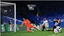  ??  ?? Die endgültige Entscheidu­ng: Mason Mount (2.v.r.) trifft zum 2:0 für Chelsea gegen Real