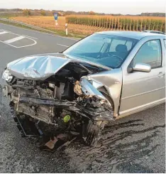  ?? Foto: Johann Stoll ?? Nicht aufgepasst hat der Fahrer dieses Golf, der am Mittwochab­end Richtung Ettrin gen abbiegen wollte und dabei einen entgegenko­mmenden Porsche übersah. Beide Autos haben jetzt nur noch Schrottwer­t.