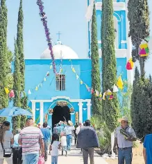  ?? /BRISSELDA SARABIA ?? Hermandade­s de Oaxaca y Puebla acudieron a la reapertura del templo