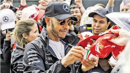  ?? BILD: SN/AP ?? Auch bei den Fans von Montréal sind die Autogramme von Lewis Hamilton beliebt.