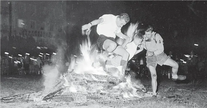  ??  ?? Für die Partei gehen manche Freiheitli­che durchs Feuer, das war schon bei der Vorgängerp­artei VDU so. Hier eine Aufnahme aus Salzburg Anfang der 1950er-Jahre.