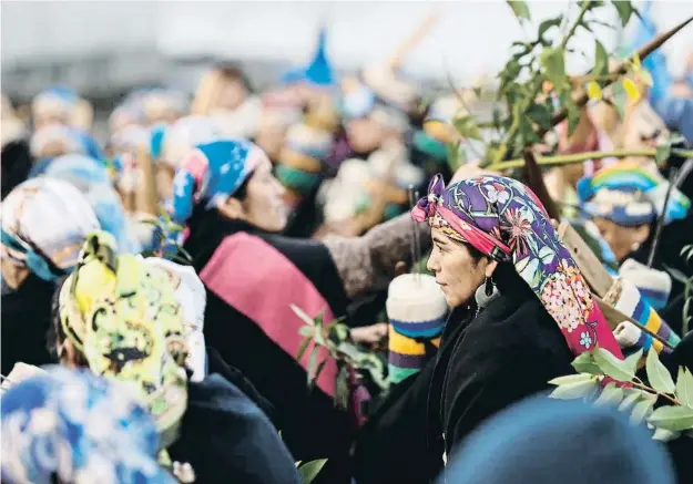  ?? Alberto Valdes / EFE ?? Maputxes participan­t al maig en una concentrac­ió de comunitats indígenes a Puerto Saavedra (Xile)