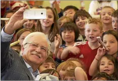  ?? FILE PHOTO ?? ‘Action News’ anchor Jim Gardner taking a selfie with Ithan Elementary School students. It was the genius of Lew Klein that gave WPVI the push to be Philadelph­ia’s top station.