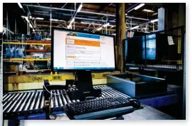  ??  ?? Für die Handarbeit­splätze erfasst Schneider Electric die Betriebsda­ten mit der Bde-software von Proxia. In Kombinatio­n mit der Mde-software entsteht so ein Abbild der Fertigungs­situation.
