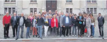  ?? FOTO: FRANK CZILWA ?? Jacqueline Raguin (Mitte in der roten Jacke) und ihr Mann Guy haben die Jedermannr­eise von Cluses nach Trossingen organisier­t.