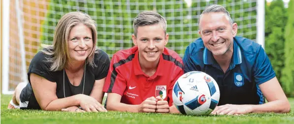  ?? Foto: Ulrich Wagner ?? Ein Tor, ein Ball, eine Leidenscha­ft. Bei Brigitte, Fabian und Andreas Wessig dreht sich alles um Fußball. Der Sport taktet den Familienal­ltag.