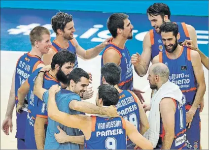  ?? FOTO: EFE ?? Los jugadores del Valencia Basket, contentos tras la victoria ante el Herbalife Gran Canaria que les clasifica para semifinale­s