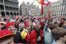  ?? FOTO EPA-EFE ?? Zo’n 6.000 fans zakten af naar de Grote Markt in Brussel.