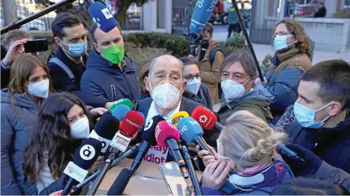  ?? FOTO: GETTY ?? Der spanische Rentner Carlos San Juan vor dem Wirtschaft­sministeri­um in Madrid. Hier übergab er 600.000 gesammelte Unterschri­ften.
