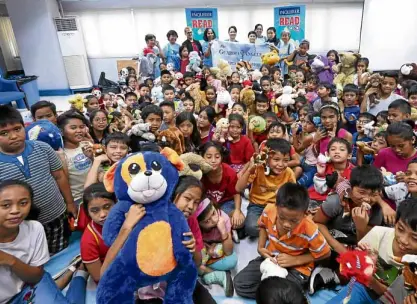  ?? —MARIANNE BERMUDEZ ?? GIFT FROM ANGELS Some 150 kids at the Inquirer Read-Along session receive stuffed toys from Guardian Angels of America Foundation, a volunteer group of Filipino-Americans dedicated to helping unfortunat­e children.