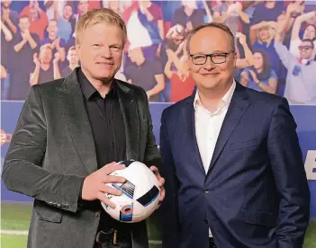  ?? FOTO: DPA ?? Das ZDF-Kommentato­renteam Oliver Welke (r.) und Oliver Kahn stehen im April bei einer Pressekonf­erenz zur TV-Berichters­tattung der Öffentlich-Rechtliche­n von der Fußball-EM zusammen.