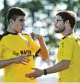  ?? Foto: Andreas Lode ?? Hainhofens Trainer Nikola Mukanov (rechts) instruiert Elias Luigart, der dann den 4:3-Siegtreffe­r gegen Batzenhofe­n erzielte.