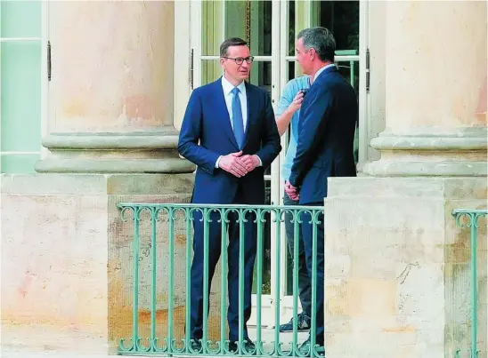  ?? EFE ?? El presidente del Gobierno, Pedro Sánchez, con el primer ministro de Polonia, Mateusz Morawiecki