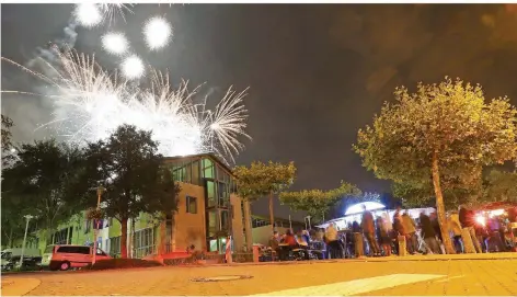  ?? FOTO: ANDREAS SCHLICHTER ?? Der Riegelsber­ger Rathausvor­platz wird gerne zusammen mit dem Marktplatz für Feiern genutzt, wenn nicht gerade eine Pandemie einen Strich durch die Rechnung macht, hier beim Marktfest im September 2017. Der Rathausvor­platz solll nun aufgehübsc­ht, die Parkplätze verlegt werden.