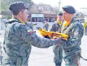  ??  ?? La ceremonia de cambio se cumplió dentro de un acto castrense.