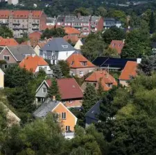  ??  ?? Der er kommet flere saelgere til på det danske boligmarke­d, men der er samtidig også flere interesser­ede købere, og det skaber en ubalance. Foto: Jens Dresling