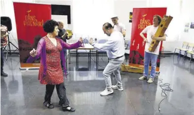  ?? JAIME GALINDO ?? Olga León y Jesús Rubio danzaron ayer en la presentaci­ón el baile de la gaita y la brincadera del valle de Chistau.